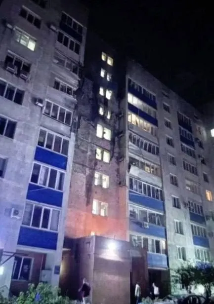 За ночь над регионом зафиксировано уничтожение 516 беспилотников. Обильные повреждения отмечены в порту Усть-Луга и жилом доме в Новокуйбышевске; оперативные службы работают на месте.