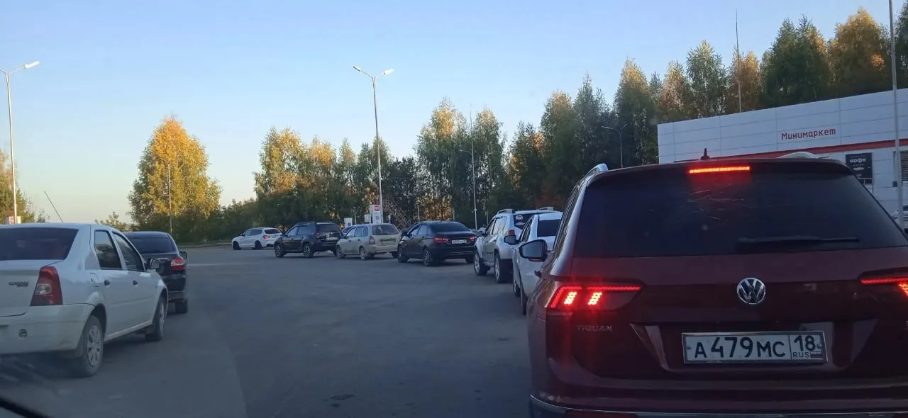 За прошедшую неделю в регионе продажи бензина на АЗС выросли примерно на треть по сравнению с началом сентября; очереди сокращаются на отдельных заправках, запасы держатся, но ситуация остаётся неустойчивой.