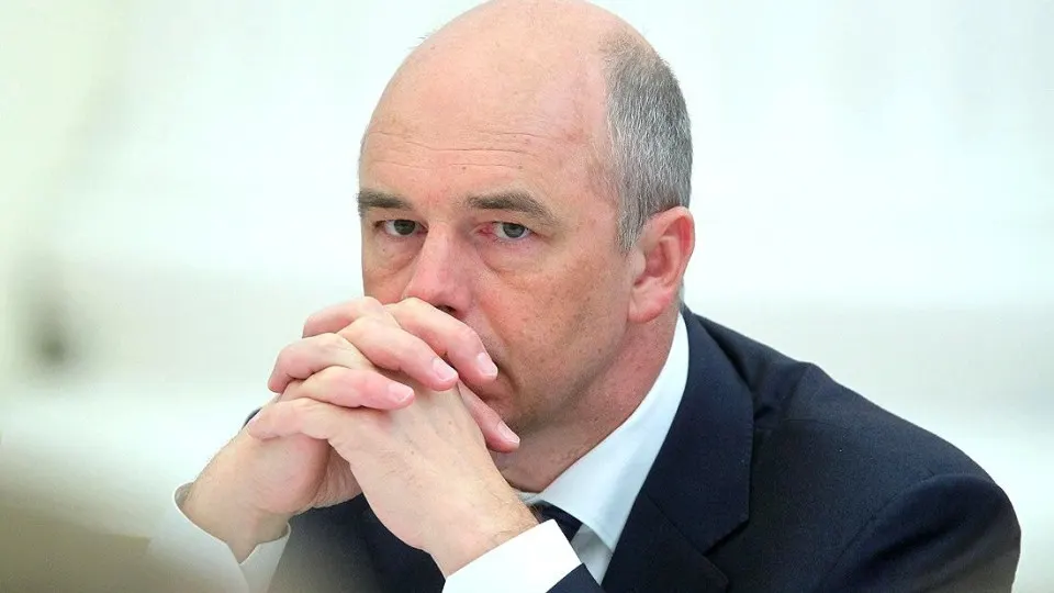 Дефицит бюджета в 2026 году существенно превысит планы: рост расходов на оборону и новые налоговые меры будут держать финансовую дыру на уровне около 6,9 трлн рублей, приблизительно 3% ВВП.