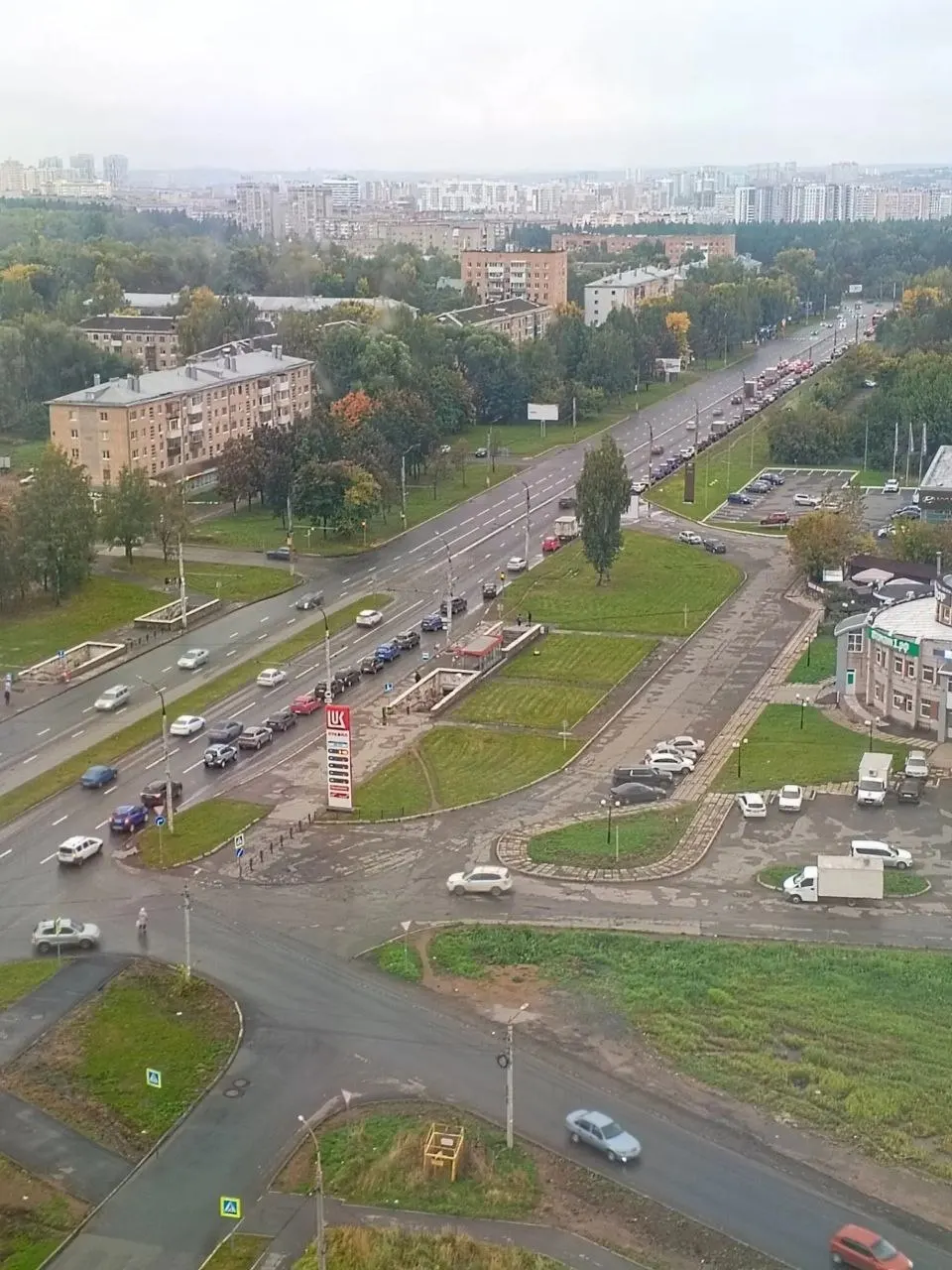 Власти региона рассматривают возможность наращивания поставок топлива в ближайшие дни после ремонта у одного из крупных поставщиков; очереди за бензином продолжаются.
