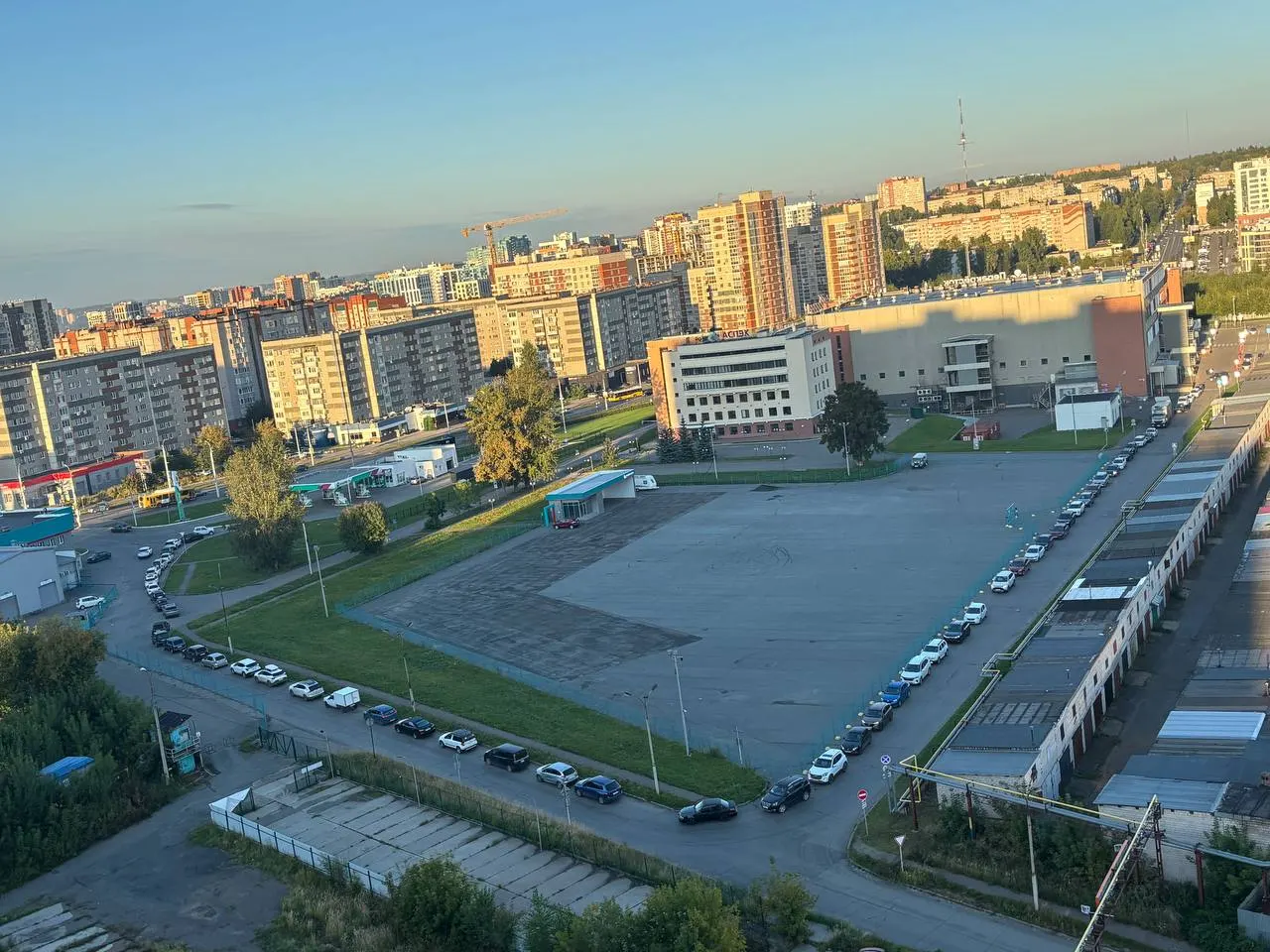 Очередь у торгового центра в столице Удмуртии началась рано утром; власти говорят о нехватке топлива из-за ремонта на НПЗ.