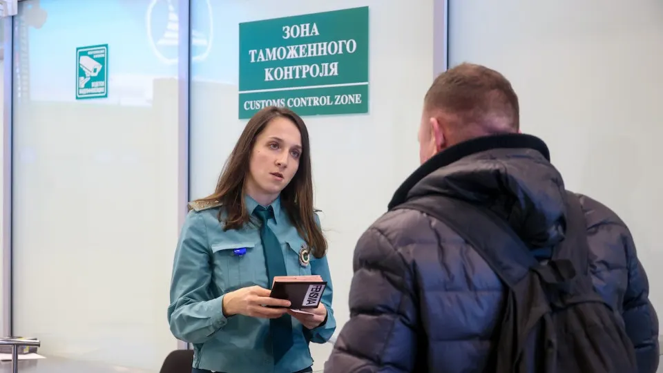 Указ ужесточает правила вывоза золота в слитках и наличных рублей, расширяет требования к документам и усиливает контроль за происхождением средств, а также усиливает надзор за операциями с валютой.