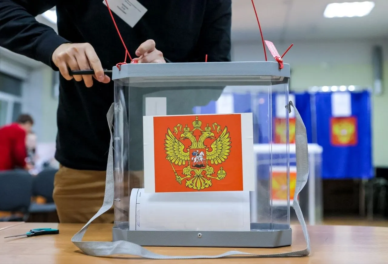Первые данные экзит-пола показывают распределение голосов: лидирует «Единая Россия»; если результаты подтвердятся, у «Новых людей» почти двукратное увеличение по сравнению с выборами 2021 года.