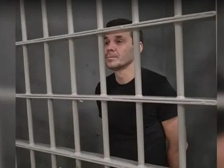 48-летний россиянин с двойным гражданством получил 14 лет строгого режима, двум годам ограничения свободы и штраф 200 тысяч рублей по делу о госизмене. Приговор подтверждён апелляцией. Обвинение связывает дело с перечислением средств военнослужащему ВСУ через платежную систему.
