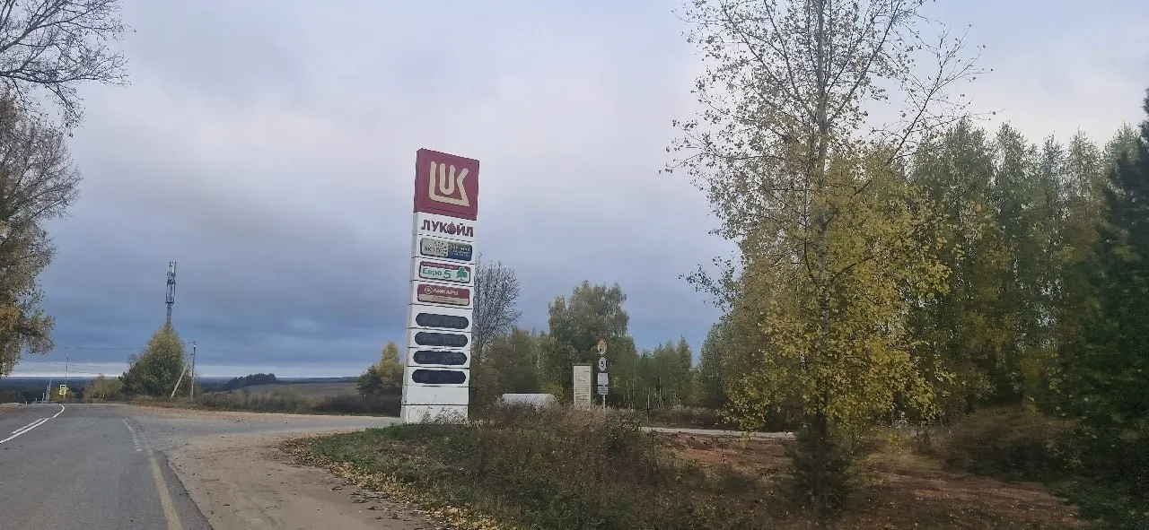 Вавожский район сталкивается с ограничениями поставок топлива: на заправке очереди отсутствуют, однако запасы бензина и дизельного топлива ограничены.