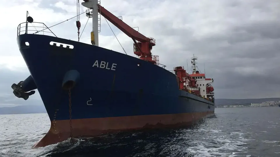 Беспилотники атаковали два торговых судна в болгарской части Черного моря: одно судно затонуло, другое повреждено, есть пропавшие члены экипажа; идут поиски.