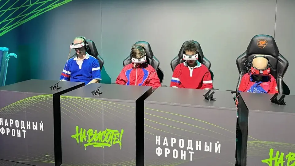 Новый норматив доступен в пилотном режиме в шести регионах: Московской, Нижегородской и Смоленской областях, Красноярском крае, Чечне и Башкирии; планируется создание дрон‑классов и обучение управлению FPV‑дронами.