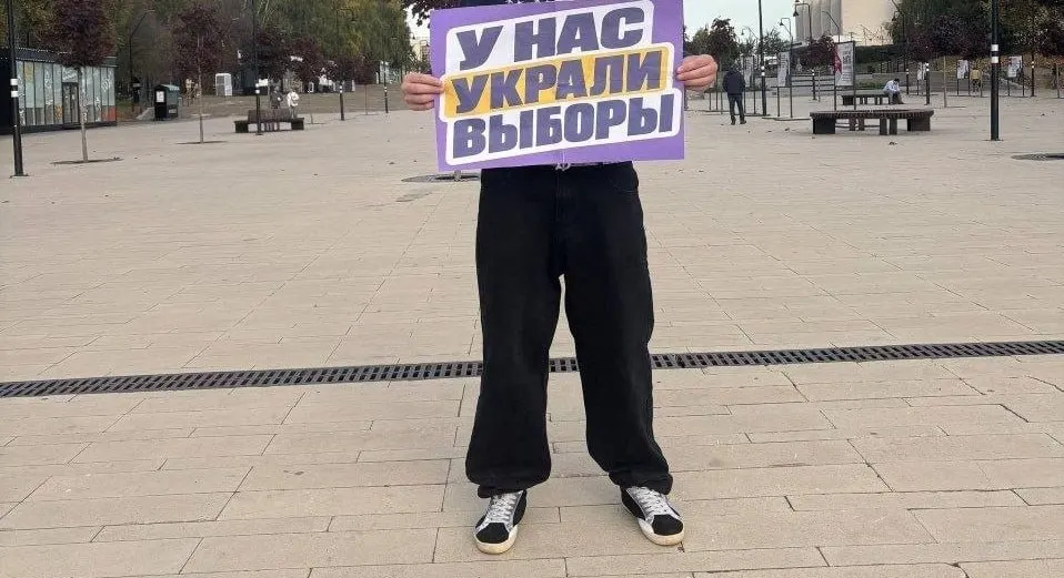 Активист вышел на одиночный пикет на центральной площади города; сегодня состоится открытое заседание суда по запрету митинга против фальсификаций на выборах.