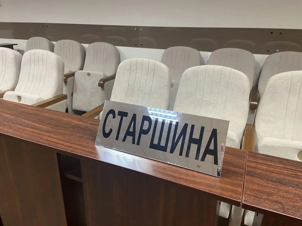 Обсуждаемая инициатива по реформе присяжных предполагает сокращение числа заседателей и изменение роли суда в совещательной комнате. Что именно предлагается?