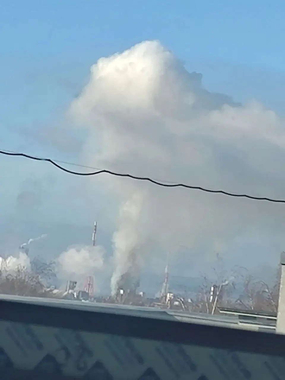 Ночью и утром 23 октября над Нижегородской областью произошла волна атак беспилотников: пострадали люди, повреждены жилые дома и образовательные объекты; органы образования перешли на онлайн-обучение.